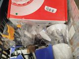 une boîte de papier toilette et d'autres articles dans le panier