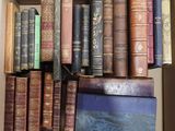 une boîte remplie de vieux livres posée sur une table