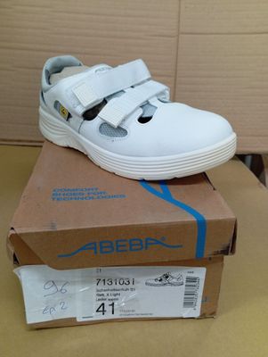 une boîte sur laquelle est posée une paire de chaussures