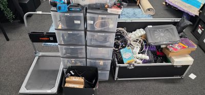 un grand nombre de cartons posés sur le sol