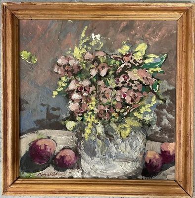 une peinture représentant un vase de fleurs et de fruits sur une table