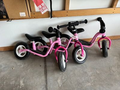 trois vélos garés les uns à côté des autres dans un garage