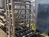 un tas de palettes en bois devant un bâtiment