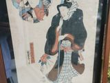 une photo d'une photo encadrée représentant une femme en kimono