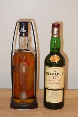 deux bouteilles de whisky posées l'une à côté de l'autre sur une table
