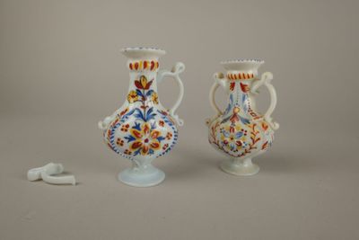 deux vases posés l'un à côté de l'autre sur une table