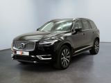 un SUV Volvo noir garé dans une pièce aux murs blancs