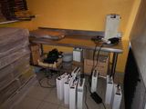 une pièce où se trouvent de nombreux appareils électroménagers et de nombreux cartons par terre