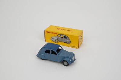 une petite voiture jouet bleue à côté d'une boîte jaune