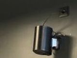 vue en plan d'une salle de bains équipée de toilettes et d'un distributeur de papier toilette