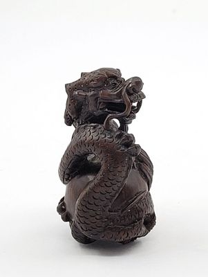 NETSUKE en palissandre figurant le dragon protégeant la perl…