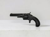 gros plan d'un fusil jouet sur une surface blanche