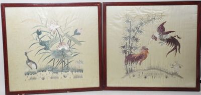 une paire de peintures chinoises encadrées représentant des oiseaux et des fleurs dans une pièce