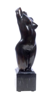 statue d'une femme assise sur un bloc de marbre noir