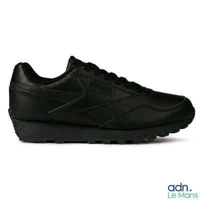 un gros plan sur une paire de baskets noires sur fond blanc