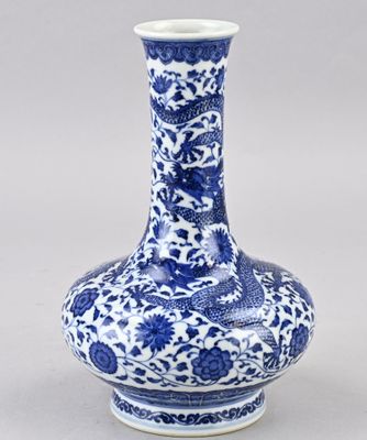 un vase bleu et blanc orné d'un dragon