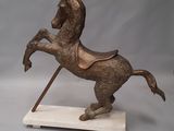 statue d'un cheval posée sur un socle en bois de couleur blanche