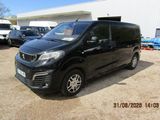 La camionnette noire est garée devant un immeuble.