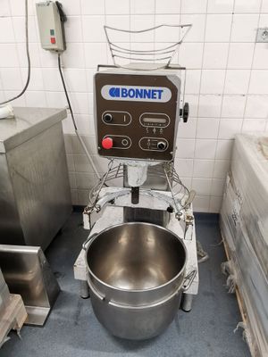 une photo d'un mixeur professionnel dans une cuisine professionnelle