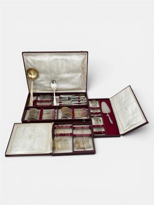 un coffret contenant de l'argenterie sur une surface blanche