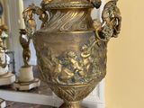 un vase en or posé sur une table en bois