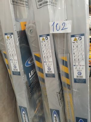 de nombreux modèles de skis exposés dans un magasin