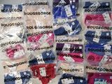 beaucoup de sous-vêtements pour hommes emballés dans des sacs en plastique
