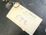 une étiquette sur un morceau de papier d'où sort une petite plante