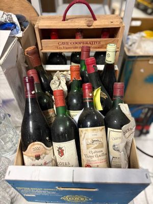 plusieurs bouteilles de vin dans un carton posé sur une table