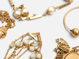 plusieurs types de bijoux sont présentés sur une surface blanche