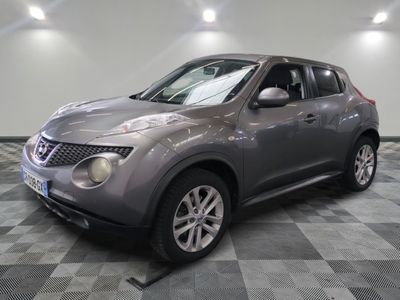 Le SUV Nissan Juke est garé dans une grande pièce.