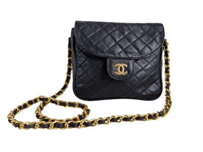 CHANEL, Sac en cuir noir matelassé porté en bandoulière, oxy… - Photo 1