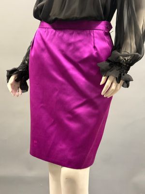 jupe violette avec un chemisier noir et des gants noirs sur un mannequin, mannequin, mannequin, mannequin, mannequin, mannequin, mannequin, mannequin, mannequin, mannequin, mannequin, mannequin, mannequin, mannequin, mannequin, mannequin, mannequin, mannequin, mannequin, mannequin, mannequin, mannequin, mannequin, mannequin, mannequin, mannequin, mannequin, mannequin, mannequin, mannequin, mannequin, mannequin, mannequin, mannequin, mannequin, mannequin, mannequin, mannequin, mannequin, mannequin, mannequin, mannequin, mannequin, mannequin, mannequin, mannequin,