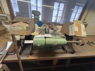 une machine posée sur une table dans une pièce
