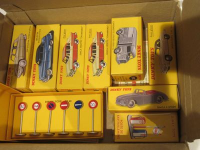 une boîte remplie de petites voitures posée sur une table
