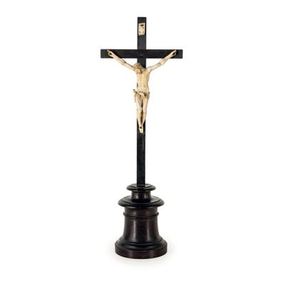 un crucifix posé sur un socle surmonté d'une croix