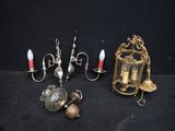 un grand nombre d'objets différents posés sur une table