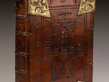 un vieux livre relié en cuir avec des garnitures dorées sur la couverture