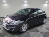 la photo d'une voiture noire garée dans un garage