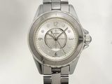 gros plan d'une montre-bracelet sur fond blanc