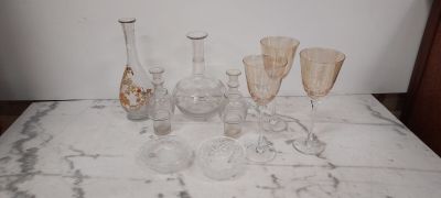 une table en marbre sur laquelle sont posés plusieurs vases en verre