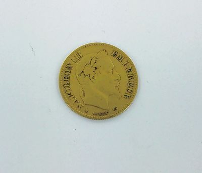 une pièce d'or avec l'image d'une femme dessus