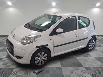 la photo d'une petite voiture blanche garée dans un garage