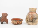 trois pièces de poterie posées les unes à côté des autres sur une surface blanche