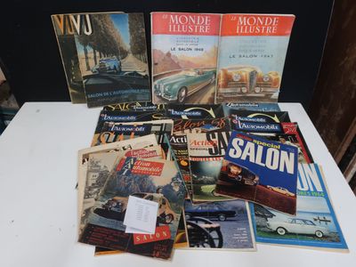plusieurs magazines posés sur une table, avec une voiture en arrière-plan