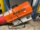 une borne d'incendie orange posée par terre à côté d'une borne d'incendie jaune