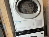 un lave-linge et un sèche-linge dans une petite pièce