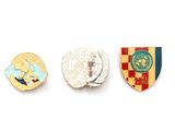 trois épingles de formes et de couleurs différentes sur une surface blanche