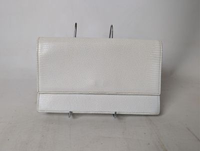 Pochette vintage blanche en peau de lézard avec des anses en métal