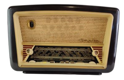 une radio à l'ancienne posée sur une table en bois